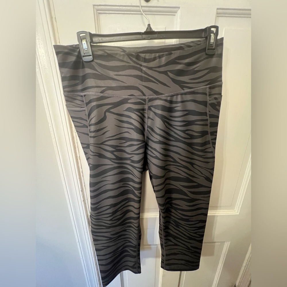 Old Navy athletic full length zebra leggings with side pockets - size XXL